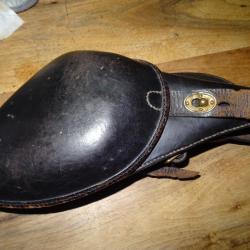 Etui de Revolver 1892  en cuir noir fabrication avec reste de banderole