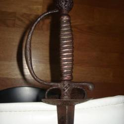 épée  18ième siècle , dans son jus à remettre en état.