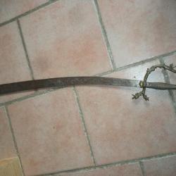 épée sabre métal laiton  lame courbée 72 cm