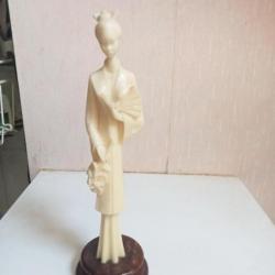 statuette en porcelaine de chine sur socle en marbre XIXème hauteur 24,5 cm