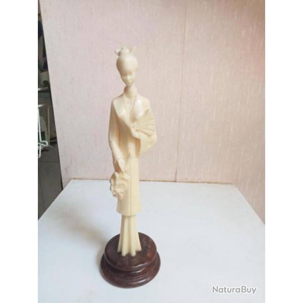 statuette en porcelaine de chine sur socle en marbre XIXme hauteur 24,5 cm