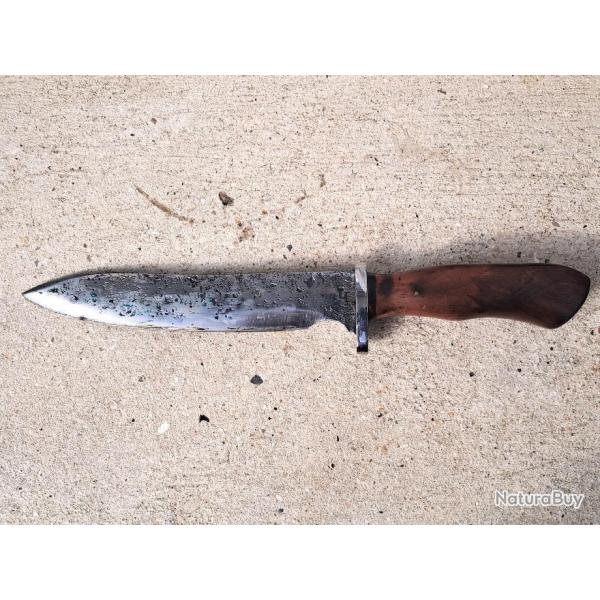 Couteau de chasse Yves NAERT, lame brute de forge, manche en loupe, fourreau cuir. LT : 30cm