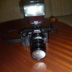 appareil photo Minolta ( 5000 ), avec son flash. Zoom : 35 - 105 mm.