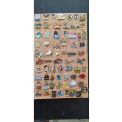 Pins de collection (69 pièces) divers sans attache arrière sur planche de liège