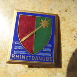 insigne pucelle 1° Armée, émail, RHIN et DANUBE avec fond bleu, vert foncé Courtois