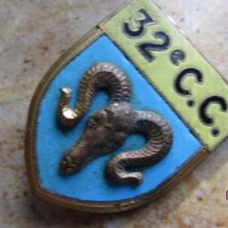 pucelle Insigne 32° Groupement de Camp, sigle C.C, (MAILLY le CAMP) émail