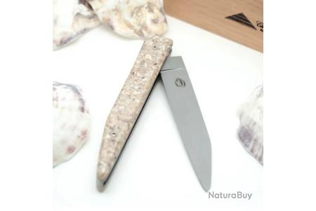 Petit couteau à huître avec un manche en coquilles d'huîtres recyclées
