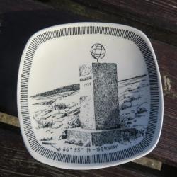 VINTAGE-Ancien vide poche carré bombé en céramique décor Borne "POLARCIRKEL 1937"-Norvège(Vers 1960)