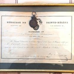 Médaille de Sainte-Hélène avec son diplôme.