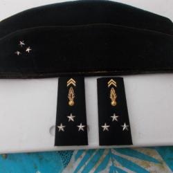 calot de général de gendarmerie 3 étoiles avec ses épaulettes,état neuf