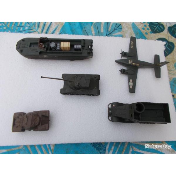 lot de 4 vhicules militaires et 1 avion militaire DINKY TOYS,bon tat