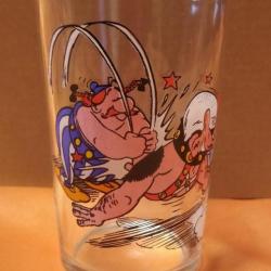 1968 VERRE ASTERIX ET OBELIX, OBELIX FRAPPE , UDERZO ® DARGAUD® 1968