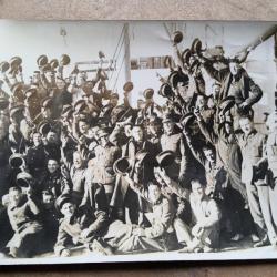 Ancienne Photos de presse  militaires les britanniques salut les côtes de France