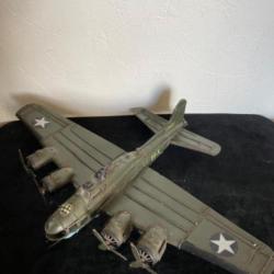 Avion militaire US B-17 en métal