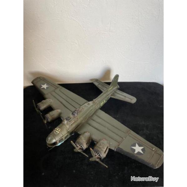 Avion militaire US B-17 en mtal