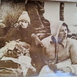 Ancienne photo de presse les habitants fuient dans les bois le bombardements allemand...voir photos