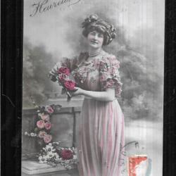 heureuse fête , femme avec roses carte postale ancienne
