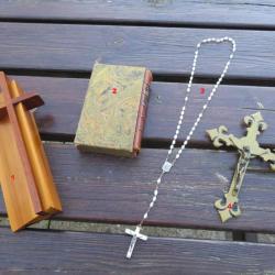 Lot objets religieux - Ancien Crucifix & Livre L'année liturgique, chapelet en nacre etc...(XXé)