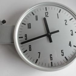 INDUCTA Horloge murale industrielle double face Montre