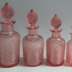 Quatre Flacons de toilette verre rose