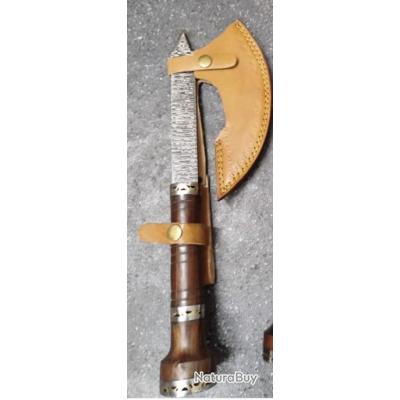 Hache artisanale Viking en acier damas avec manche en bois brûlé
