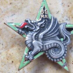 insigne 69° Régiment d'Artillerie, étoile type 1, vert clair, éclat d'émail Indochine Extrème orient