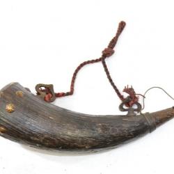 Ancienne poire à poudre faite dans une corne avec bouchon. Déco western pirates farwest empire