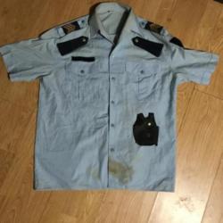 Chemisette obsolète police ou gendarmerie avec grades,  épaulettes, et pochette à menottes