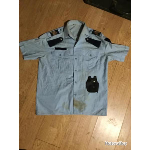 Chemisette obsolte police ou gendarmerie avec grades,  paulettes, et pochette  menottes