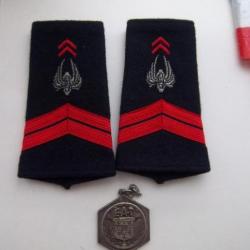 équipement collection lot épaulettes militaire école application train médaille