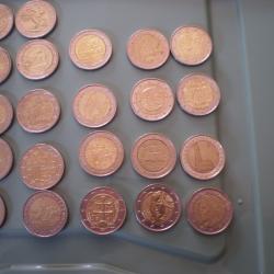 Pièces de monnaies (2,00 ) commémoratives et de divers pays ! Pour la Collection !!!