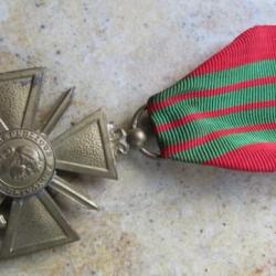 médaille croix guerre seconde guerre mondiale ww2 datée 1939 épingle cousue