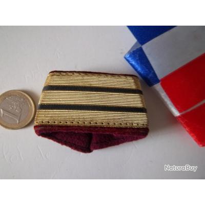 Un passant épaulette capitaine service santé équipement militaire grade