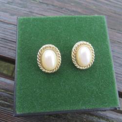 VINTAGE - Ancienne paire de boucles d'oreille clips en métal doré avec perle nacré - France (XXé)
