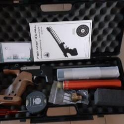 Pistolet Feinwerkbau P30 avec la pompe de rechargement des bonbonnes d'air .