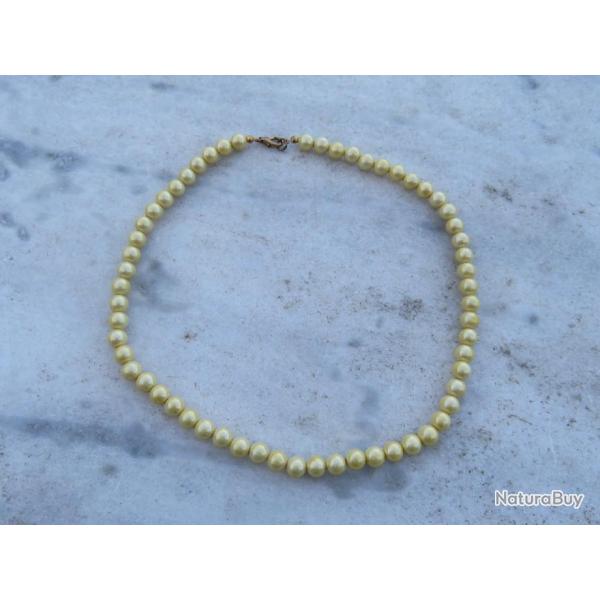 VINTAGE - Ancien collier perles de couleur crme - Longueur 46 Cm(Vers 1980-90)