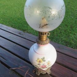 VINTAGE - Ancienne Lampe a pétrole monté a l'électricité avec son Globe en verre Satiné (XXé)
