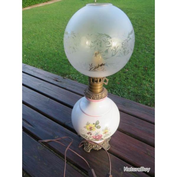 VINTAGE - Ancienne Lampe a ptrole mont a l'lectricit avec son Globe en verre Satin (XX)