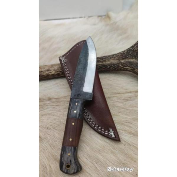 **Couteau de chasse type mdival lame en brute de forge manche en bois noyer, full tang ref b102