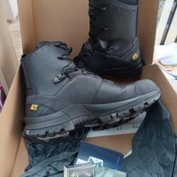 Paire de black eagle safety 50 high.Pointure 43et 44Neuve dans la boîte.Jamais porté.