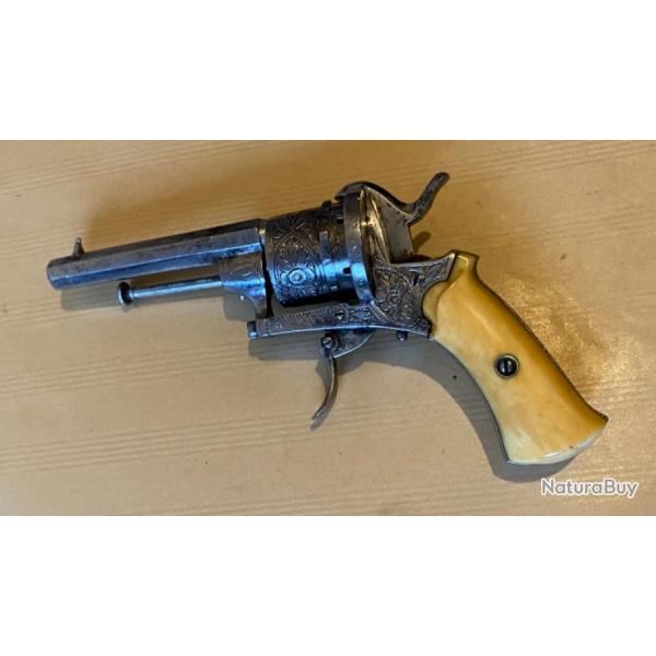 Revolver type lefaucheux 7mm avec belle gravur.