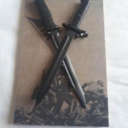 tableau en bois souvenir US WW2 avec 2 minis baïonnette en métal  P12