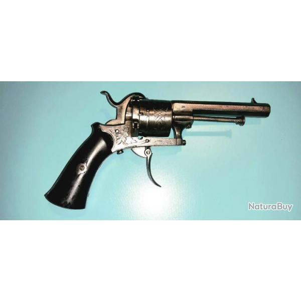 Trs beau revolver  broche de luxe, calibre 7 mm avec gravure ,barillet   6 coups.