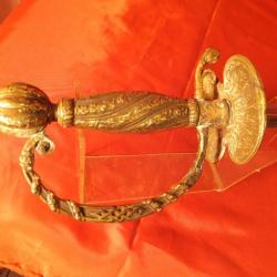 Epée d'officier  de Louis  xv. Début,  XVIII  SF. Jolie monture en bronze à la mousquetaire