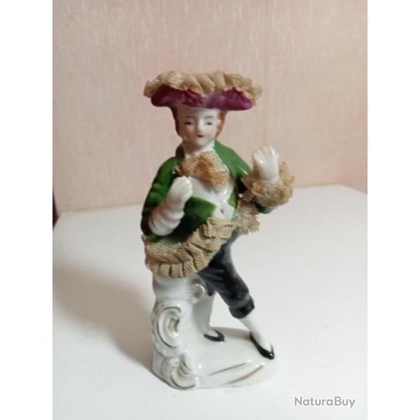 statuette en porcelaine blanche du XIXme  hauteur 12,5 cm