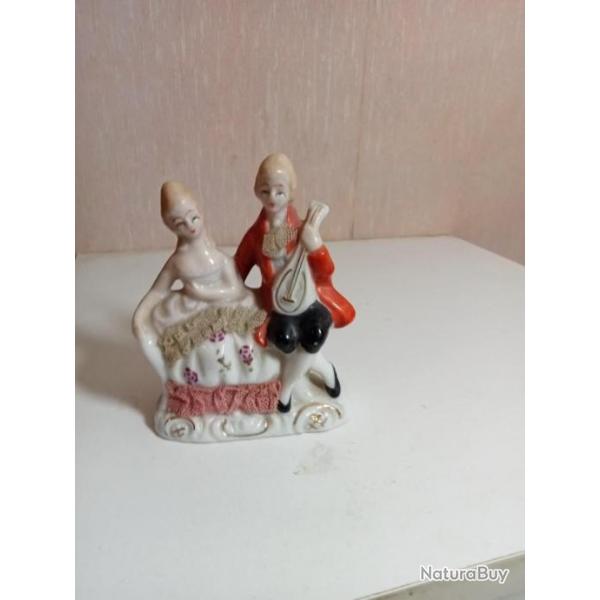 statuette en porcelaine blanche du XIXme maill hauteur 11 cm x 9 cm