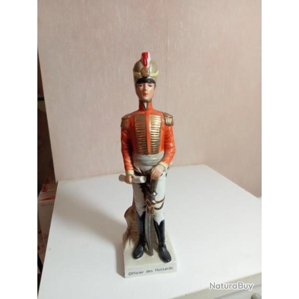 statuette officiers des Hussards en porcelaine hauteur 23 cm