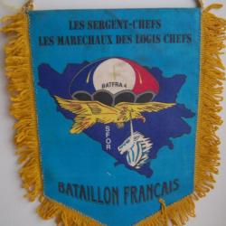 fanion 1° régiment chasseurs parachutistes et 1° escadron 1° régiment de hussards parachutiste