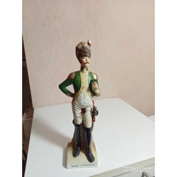 statuette soldat d'infanterie en porcelaine hauteur 23,5 cm