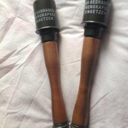 2 grenades a manche en bois en reproduction non démontable MONOBLOC    P